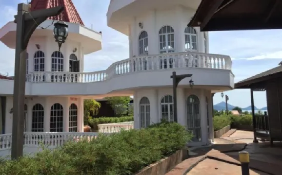 Landcons Hotel & Resort Отели рядом с достопримечательностью «Подводный мир Лангкави»