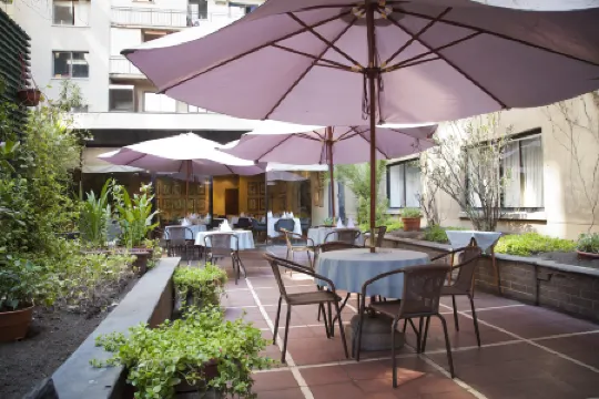 Hotel Santa Lucia Отели рядом с достопримечательностью «Культурный центр, монетный двор и площадь Сьюдадана»