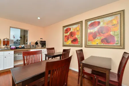 Americas Best Value Inn Seattle Tacoma Near Jblm Base Отели в г. Джойнт Бейс Льюис-Мак-Корд