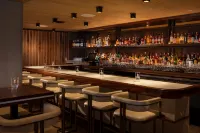 Newport Harbor Island Resort - bar