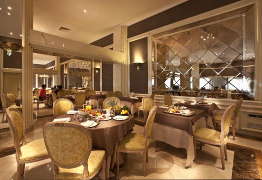 호텔 리온 도로의 멋진 로비 이미지로 베로나 시내 호텔의 분위기를 보여줍니다.