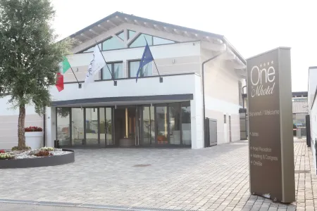 OneMhotel Отели в г. Делло