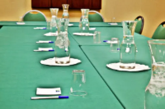 Holiday Inn Express & Suites CEDAR RAPIDS-I-380 @ 33RD AVE by IHG