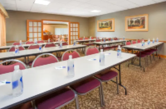 MUNCIE PLACE HOTEL & SUITES by IHG