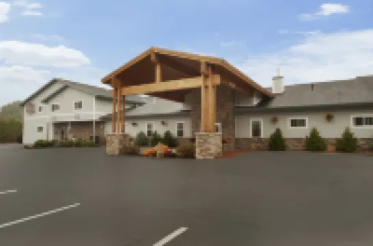 เบสท์เวสเทิร์นพลัส ไทคอนเดอโรกา อินน์แอนด์สวีทส์ โรงแรมใน