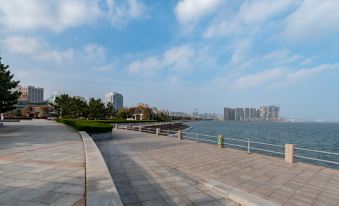 a city park near the water , with a large body of water visible in the background at Holiday Inn Express