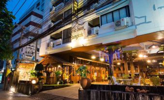 A building with tables and chairs is set up on the street during the evening or at dusk at True Siam Phayathai Hotel