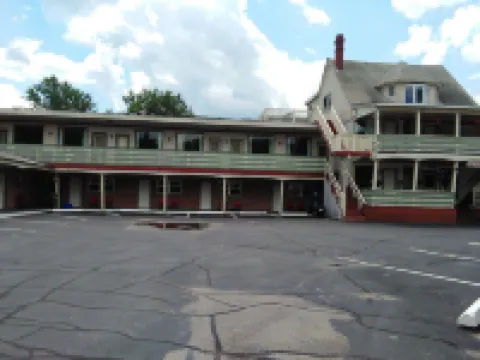 Northern Peaks Motor Inn Hotels in Gorham