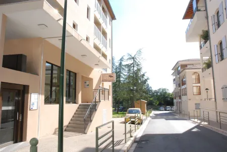 Uzes Appart Hotel Résidence le Mas des Oliviers Отели рядом с достопримечательностью «Uzes Cathedral»