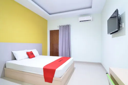 RedDoorz Near Museum Keraton Surakarta Hotels in Pasar Kliwon