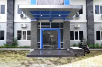 RedDoorz Plus near Museum Keraton Surakarta Hotel dekat Cokro Tekhnik