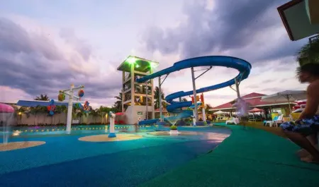 CML Beach Resort & Water Park Отели рядом с достопримечательностью «Парк Тал»