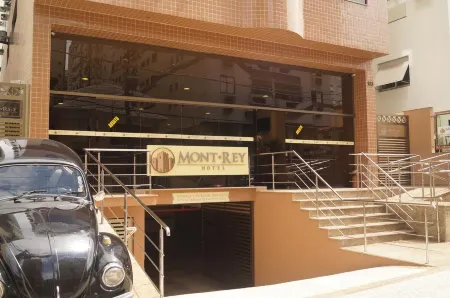 Hotel Mont Rey Отели рядом с достопримечательностью «Casa Laya»