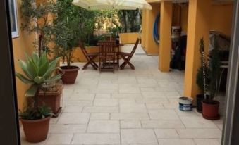 Central Villa Flatlet with Pool - Free Parking and WiFi