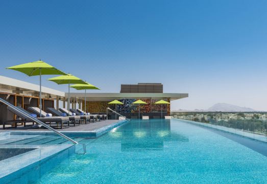 알로프트 알 아인의 현대적인 로비 또는 공용 공간