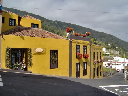 Apartamentos Monasterio de San Antonio Отели в г. Икод-де-лос-Винос