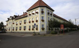 Hotel Korona Wellness, Rendezvény és Borszálloda