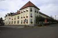 Hotel Korona Wellness, Rendezvény és Borszálloda Hotels in Szarvaskő
