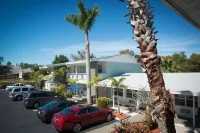 Regency Inn & Suites Sarasota - parkir