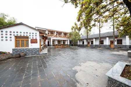 Jiuyue Villa Отели рядом с достопримечательностью «Dabie Mountains Scenic Valley»