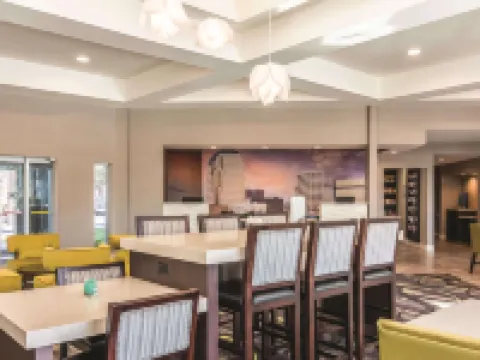 La Quinta Inn & Suites by Wyndham Shreveport Airport シュリーブポートのホテル