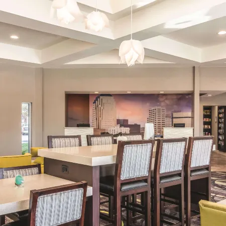 La Quinta Inn & Suites by Wyndham Shreveport Airport