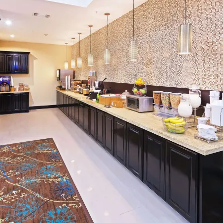 La Quinta Inn & Suites by Wyndham Marshall