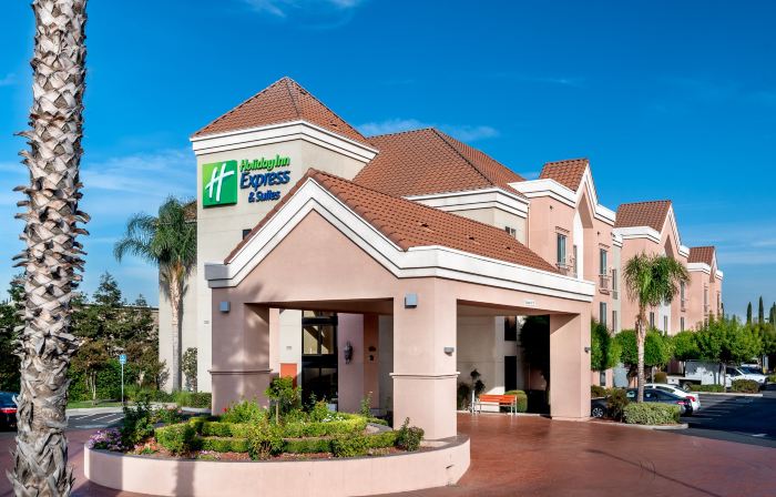 Holiday Inn Express & Suites LATHROP by IHG