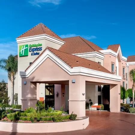 Holiday Inn Express & Suites LATHROP by IHG