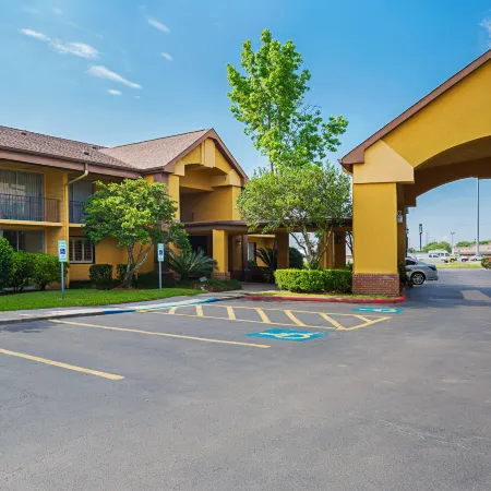 Quality Inn & Suites NRG Park - Medical Center Отели рядом с достопримечательностью «Стадион «NRG Астродом»»
