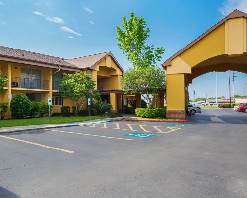 كواليتي إن آند سويتس إن آر جي بارك - المركز الطبي Hotels near إن آر جي بارك
