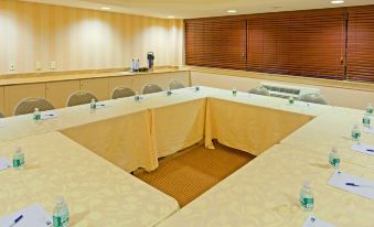 Holiday Inn Express Lynbrook - Rockville Centre