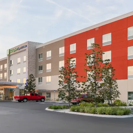 Holiday Inn Express & Suites TAMPA EAST - YBOR CITY by IHG Отели рядом с достопримечательностью «Парк аттракционов Busch Gardens»