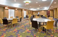 Holiday Inn Express & Suites ST Louis Airport Các khách sạn ở Berkeley