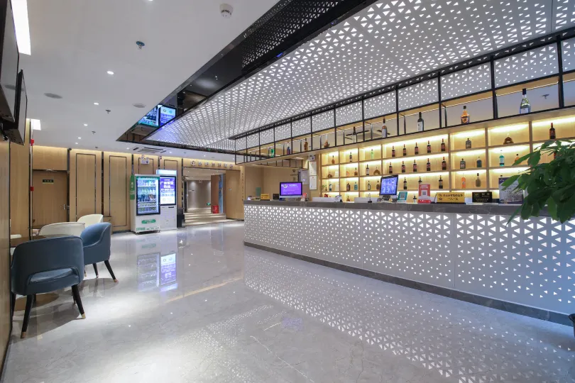 Couple Expert Boutique Hotel (Dongmen Old Street Station)