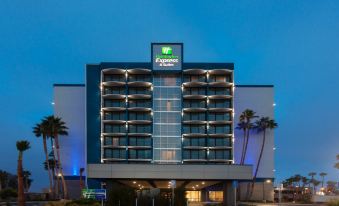 Holiday Inn Express & Suites Santa Ana - Orange County, an IHG Hotel