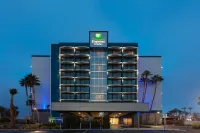 Holiday Inn Express & Suites Santa Ana - Orange County Hotel dekat Versailles On the Lake