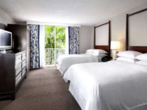 เชอราตันสวีทส์ ฟอร์ตลอเดอร์เดล ที่ไซเปรสครีก โรงแรมในฟอร์ตลอเดอร์เดล