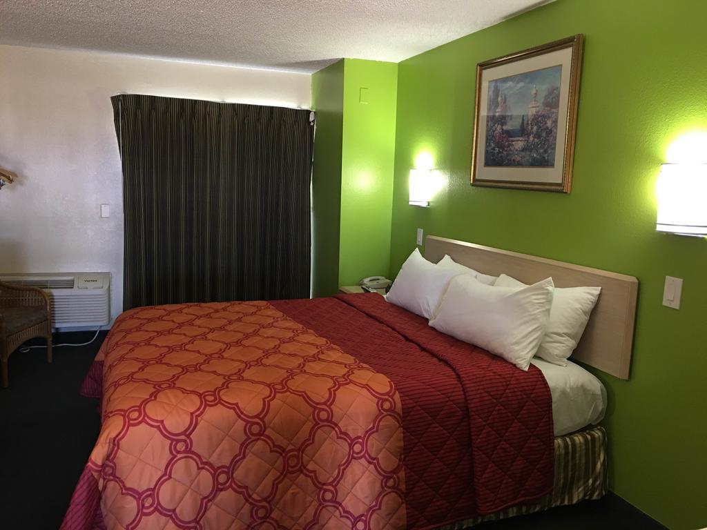 California Inn & Suites Adelanto US 395