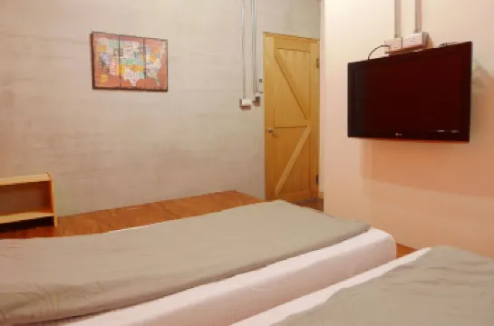 高雄敲敲門青旅 酒店