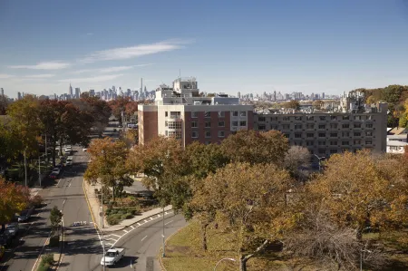 New York LaGuardia Airport Marriott Отели рядом с достопримечательностью «Free Synagogue of Flushing»