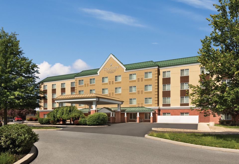 컨트리 인 & 스위트의 깔끔한 로비 및 조식 공간