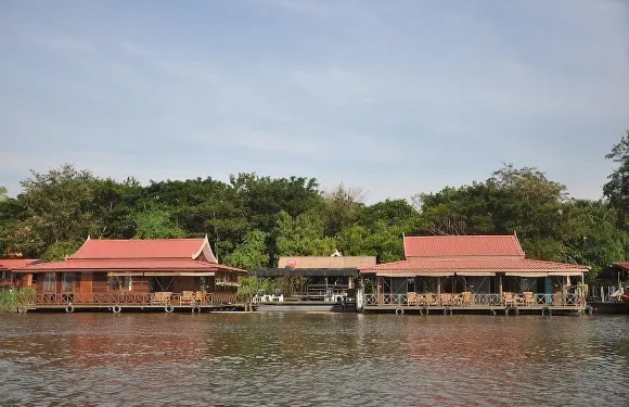 蒙查萊河濱度假村