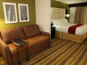 Holiday Inn Express & Suites Huntsville Airport