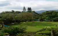 Bonarindo Resort Hotell i Leuwimalang