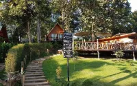 Hug Night Home & Resort Hoteller i Ban Sa Ha Khon