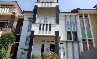 Al Villa Batu 3Br Near Museum Angkut at Kusuma Estate Kav 23 with Bathub, Gazebo, and Playground