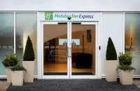 Holiday Inn Express Wakefield Hotels near Wakefield Westgate