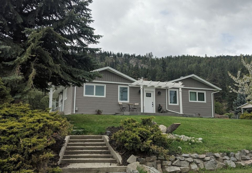 The Chirping Cricket Bed & Breakfast - Housity