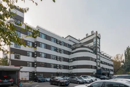 Homeinn Plus Hotel (Beijing Chaoyangmen Subway Station) Отели рядом с достопримечательностью «Beijing Fujunwang Palace»